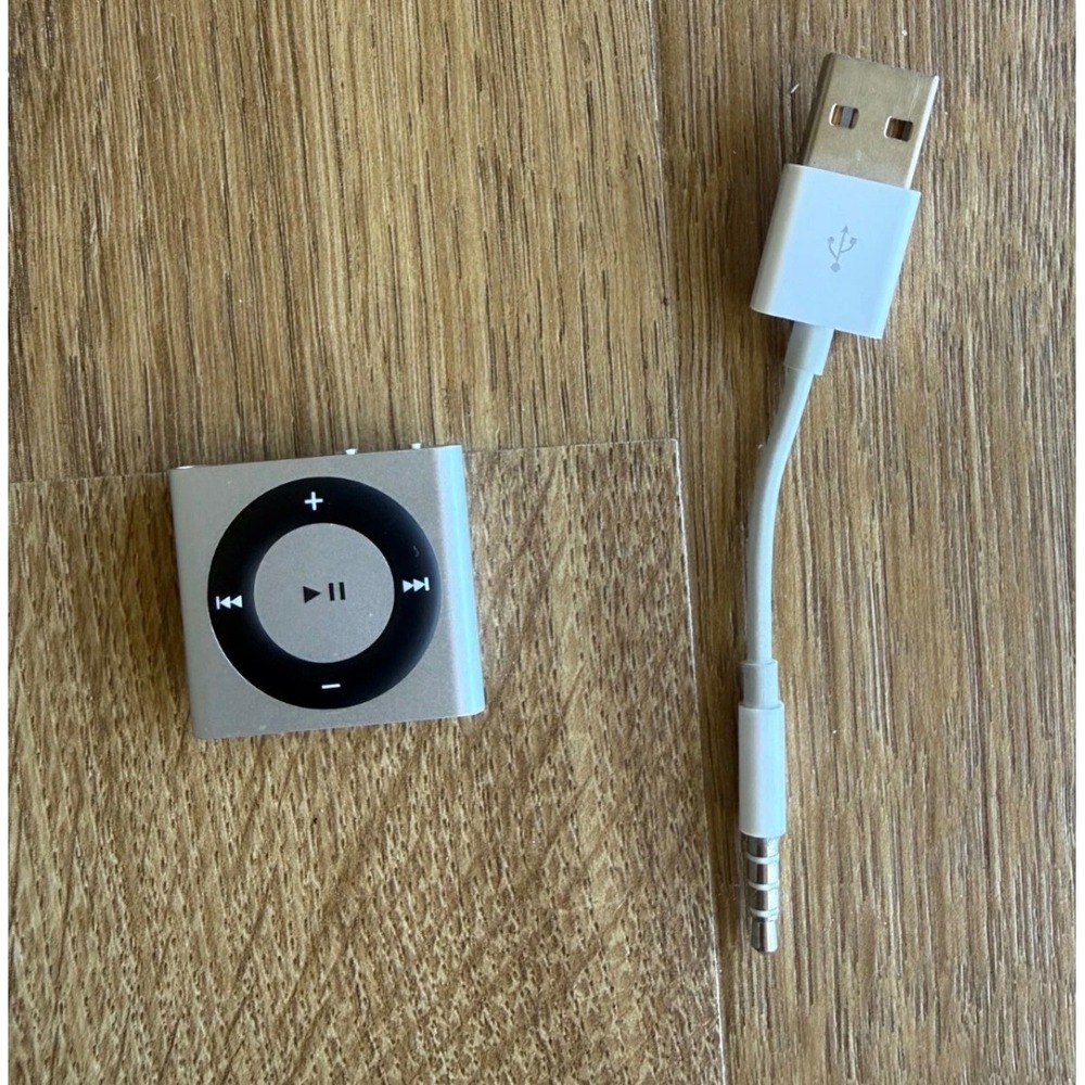 Apple iPod Shuffle 4th Gen A1373 Silver 2GB MP3 Player with Charging Cable